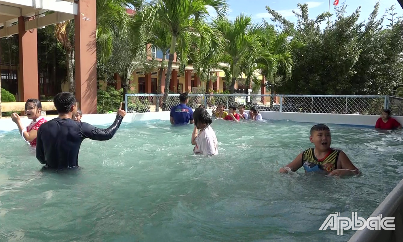 Hồ bơi được Trường Tiểu học Huỳnh Văn Phèn  khai thác từng bước mang lại hiệu quả