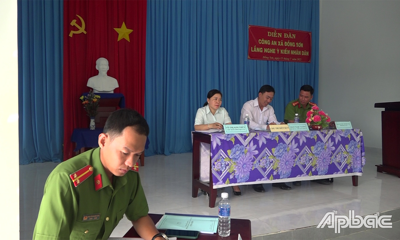 Lãnh đạo xã cùng Công an xã lắng nghe ý kiến người dân