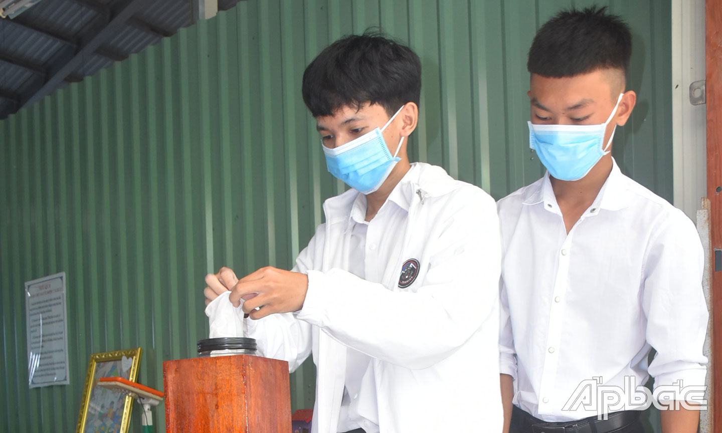 2 em Võ Hoàng Anh và Lê Thành Trọng trình diễn “Thiết bị hỗ trợ mang găng tay y tế”