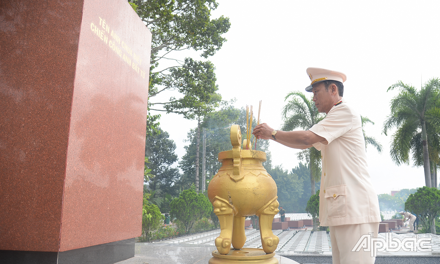 Đại tá Nguyễn Văn Nhựt, Ủy viên Ban Thường vụ Tỉnh ủy, Giám đốc Công an tỉnh Tiền Giangthắp hương tại Bia Liệt sĩ vô danh.