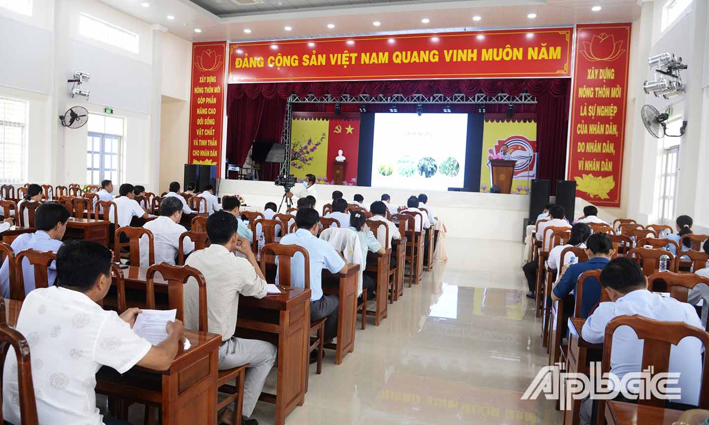 Các đại biểu làm việc tại Hội nghị.