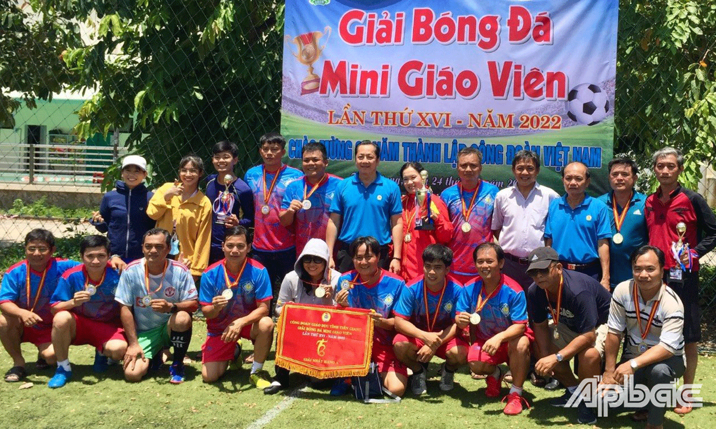 Ban tổ chức cùng các vận động viên tham gia giải bóng đá mini cùng chụp ảnh lưu niệm