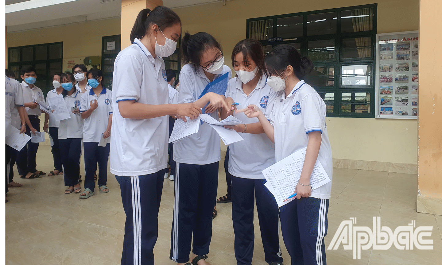 TS tham dự kỳ thi tốt nghiệp THPT năm 2022 (Ảnh chụp tại điểm thi Trường THPT Vĩnh Bình). 