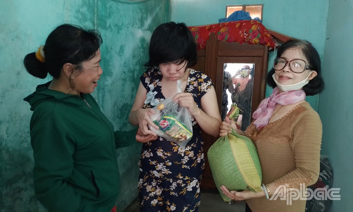 Bà Hường (bên phải) thăm hỏi và tặng quà gia đình bà Trần Kim Loan, khu phố 3, phường 3, TX. Gò Công, có 2 con là nạn nhân da cam, mắc bệnh tâm thần.