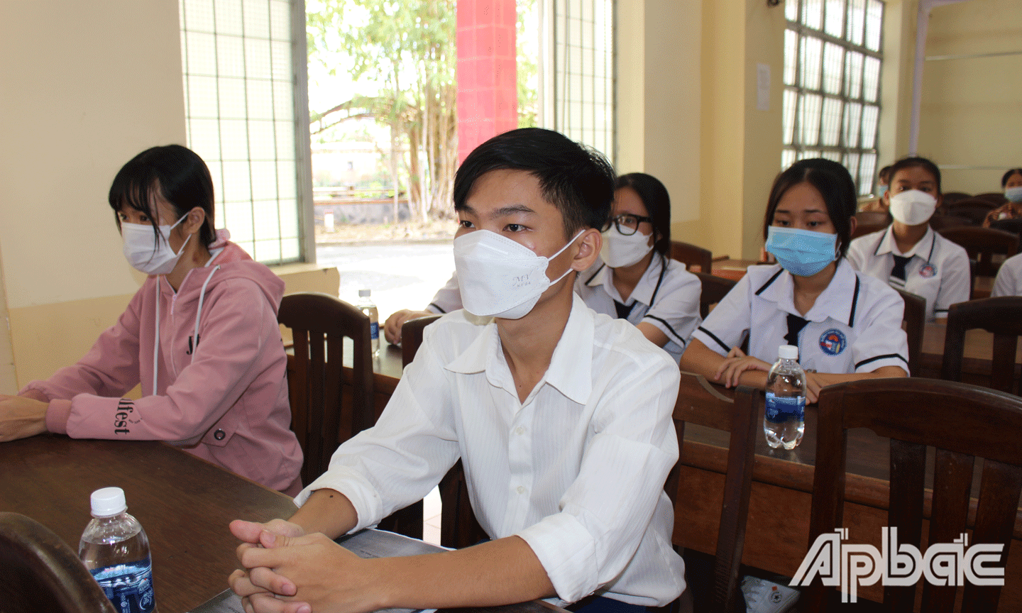 Học sinh, sinh viên về nhận học bổng tại chương trình.