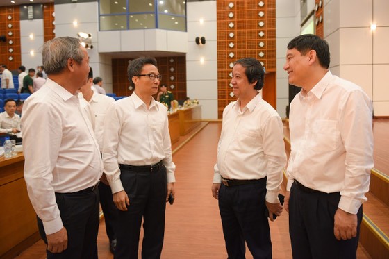 Phó Thủ tướng Vũ Đức Đam trao đổi với các đại biểu tại hội nghị.