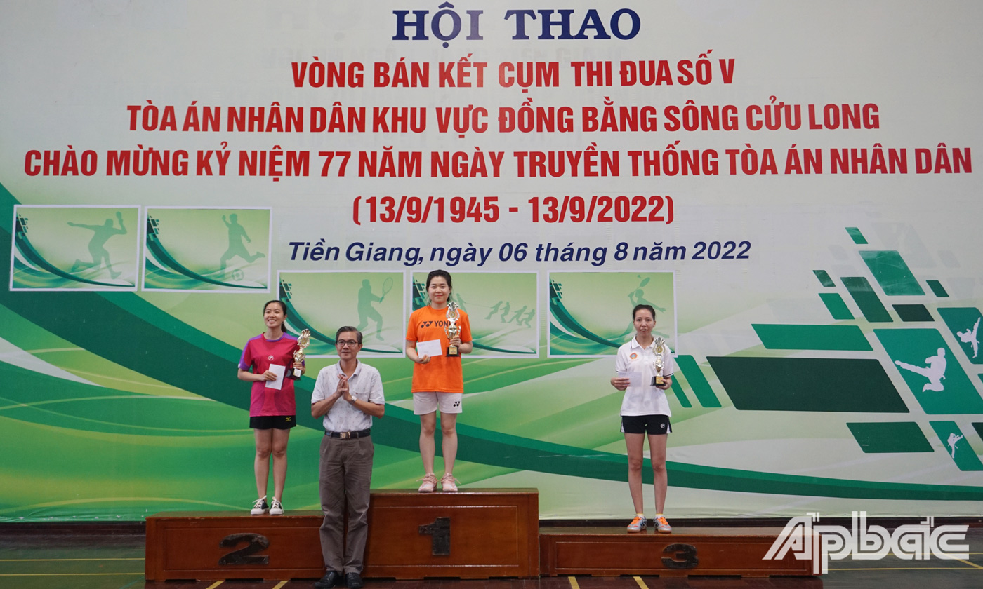 Ban Tổ chức trao giải cho các VĐV
