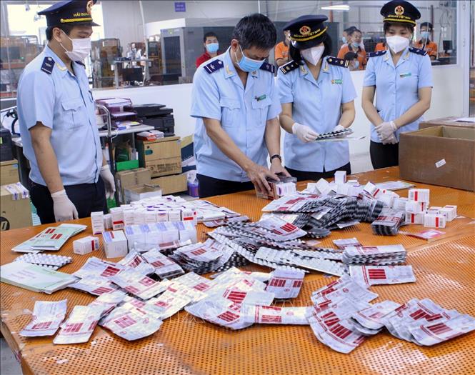 Nhiều thủ đoạn buôn lậu đã bị cơ quan Hải quan phát hiện. Ảnh: TTXVN.