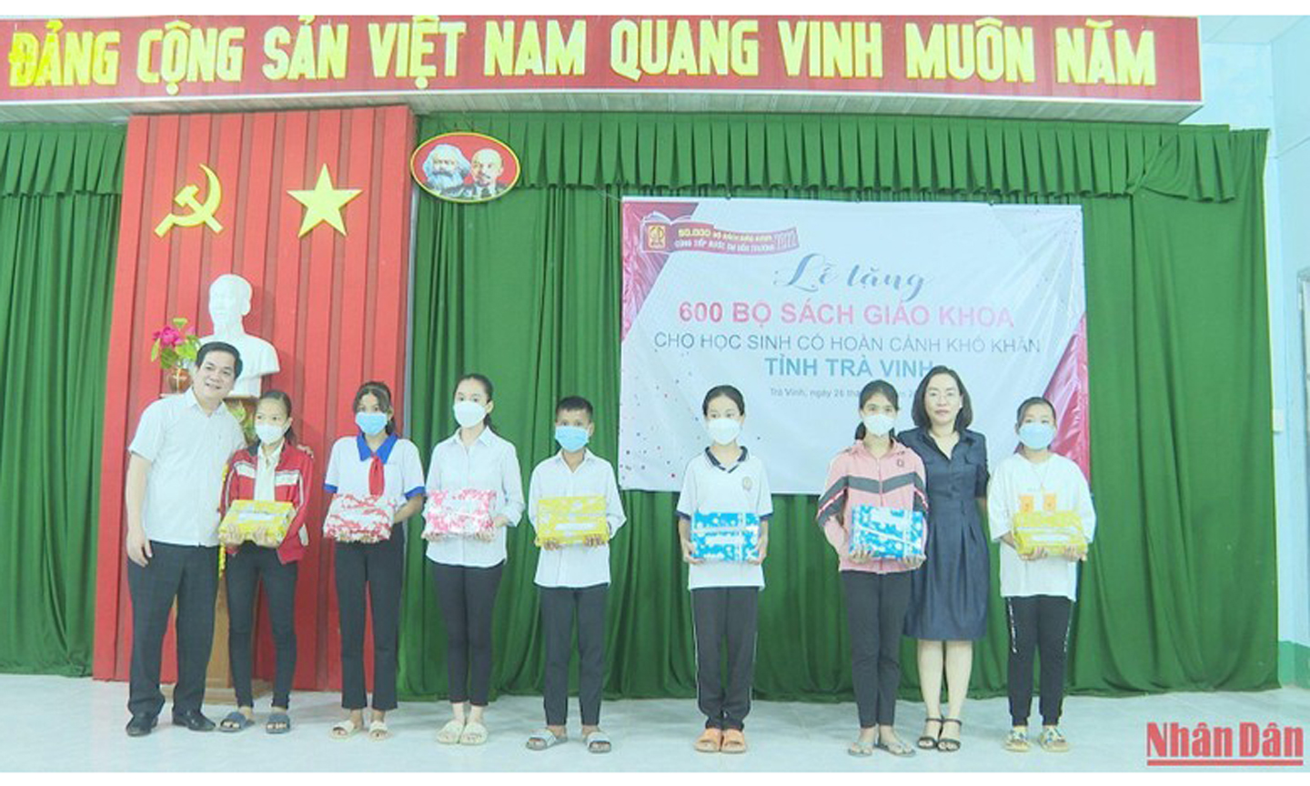 Nhà xuất bản Giáo dục Việt Nam tổ chức tặng sách giáo khoa cho học sinh có hoàn cảnh khó khăn tỉnh Trà Vinh.
