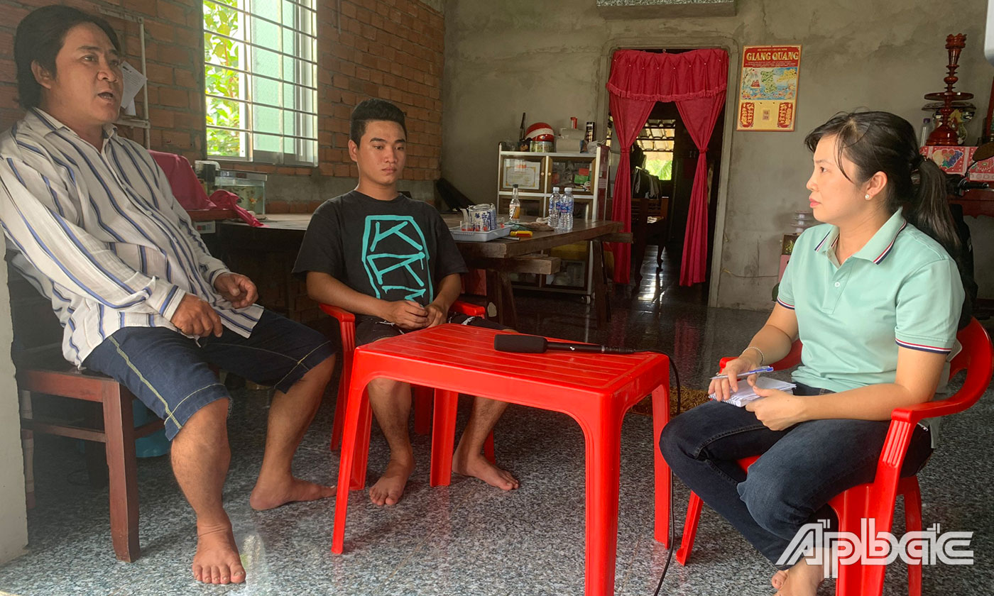 Anh Nguyễn Văn Thi (bìa trái) kể về câu chuyện “việc nhẹ, lương cao” của con trai.
