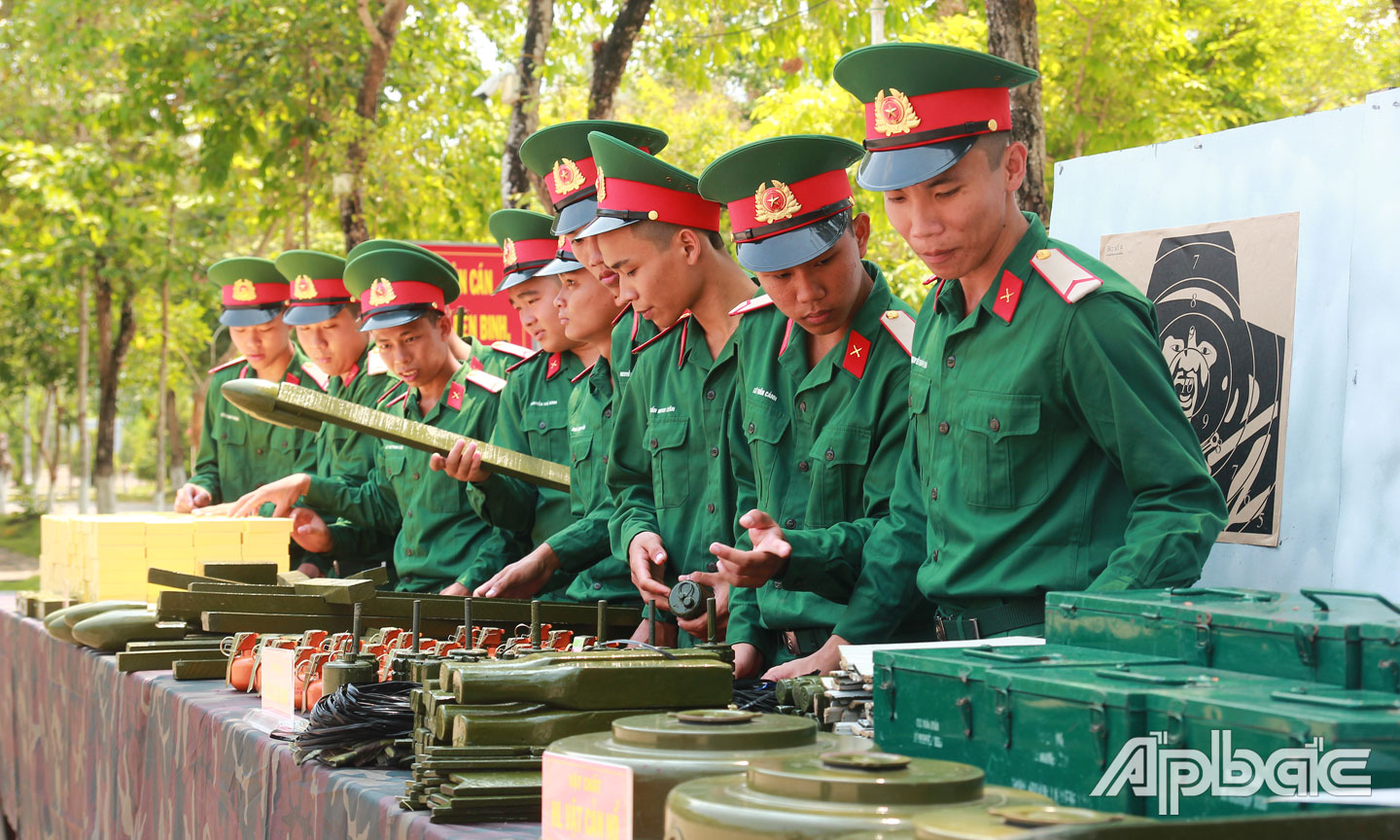 Chiến sĩ mới Trung đoàn 924 tham quan mô hình, học cụ huấn luyện.