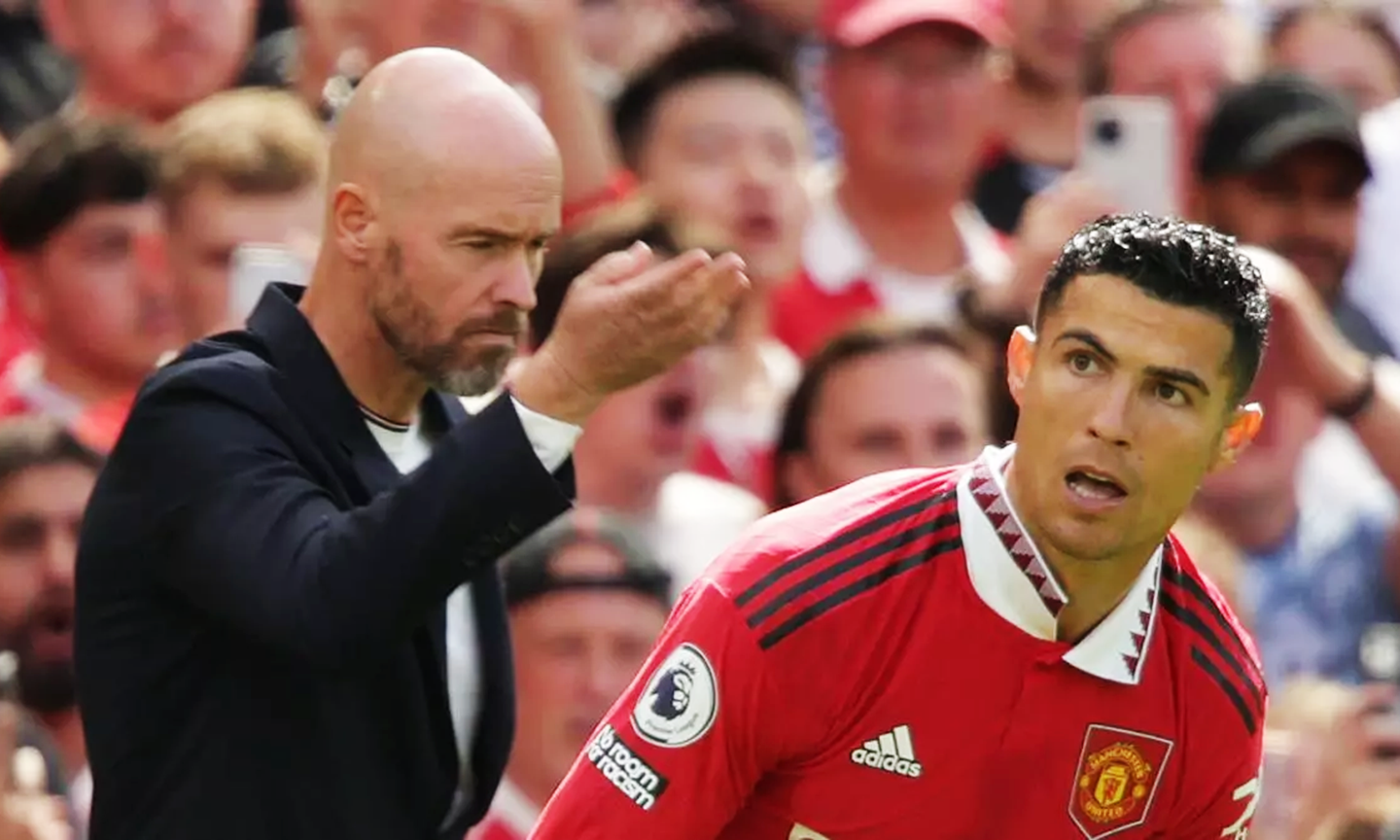 Erik ten Hag (bên trái) cần phải ổn định phòng thay đồ trước những 