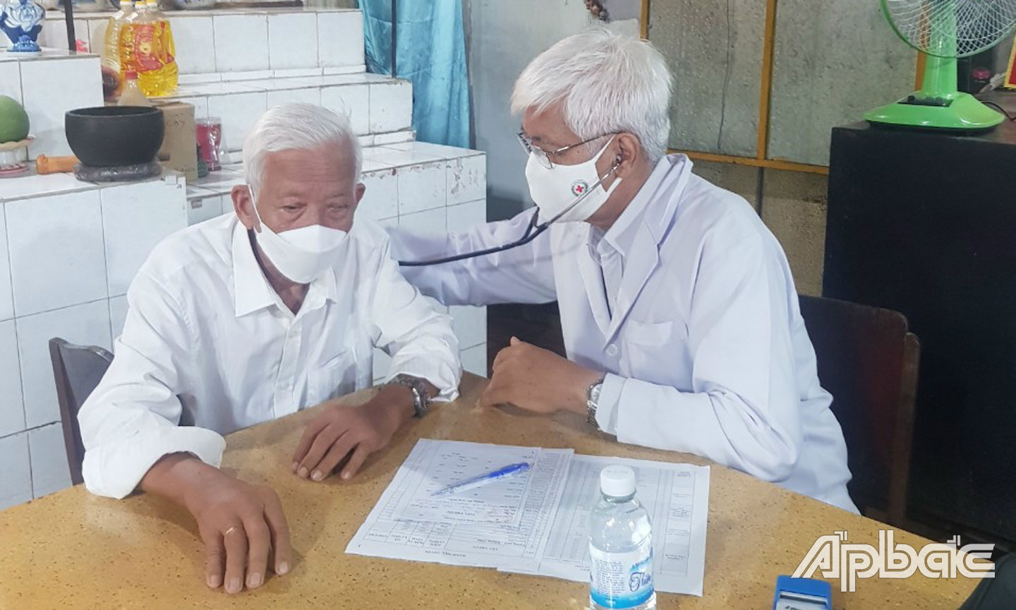 Hội CTĐ tỉnh tổ chức khám, phát thuốc, tặng quà cho người dân có hoàn cảnh khó khăn. Ảnh: Thu Uyên