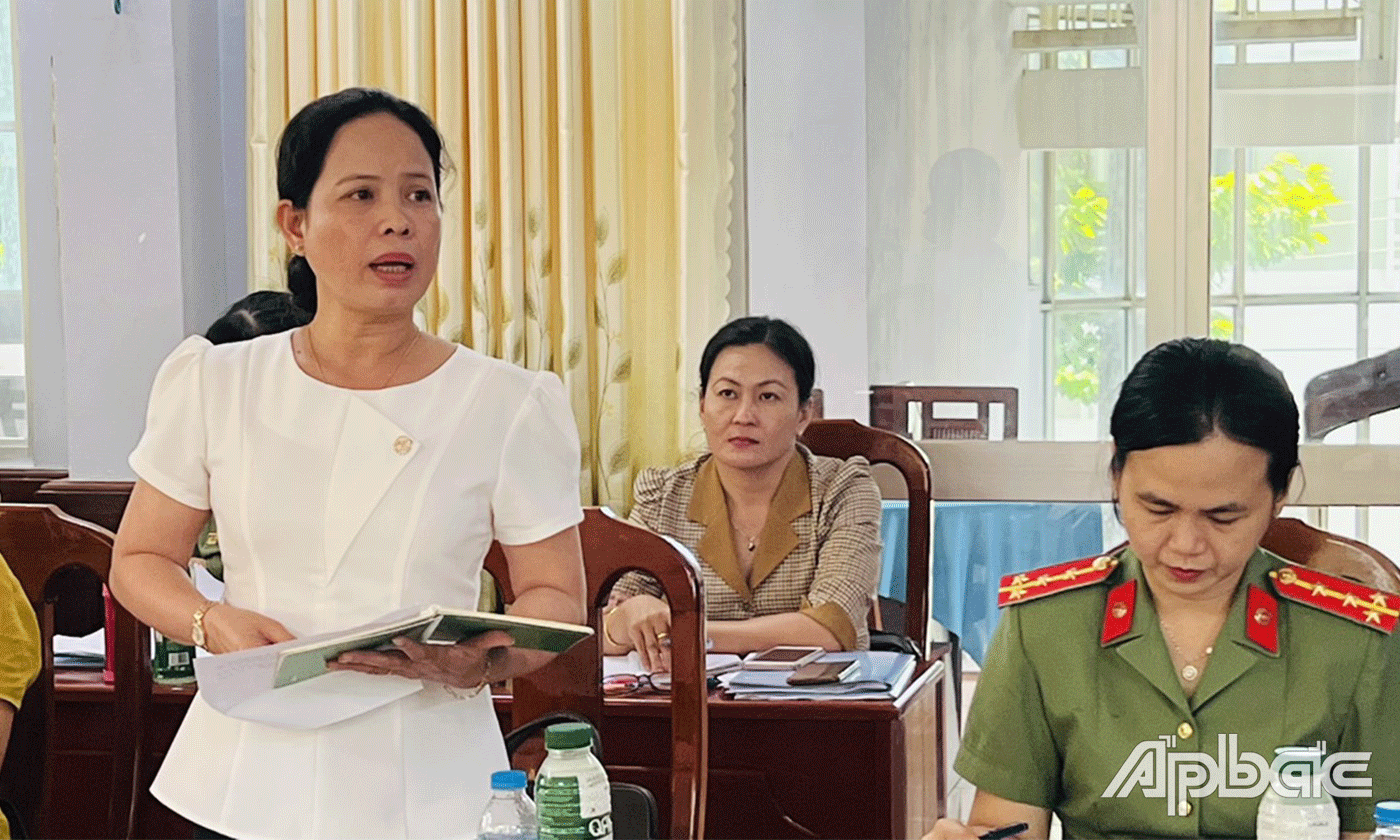 Đại biểu đóng góp ý kiến.