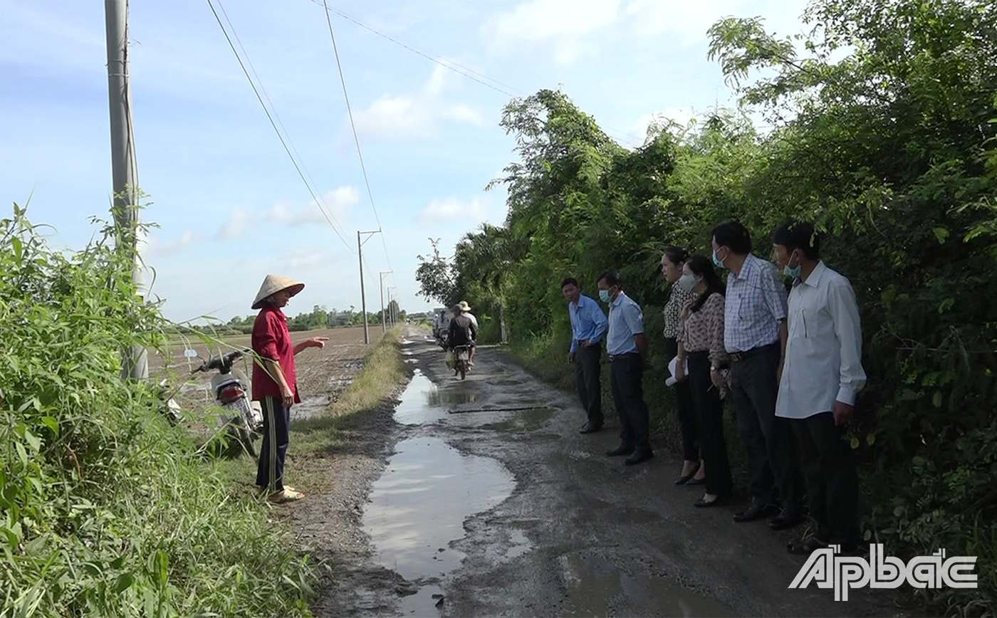 Đoàn giám sát khảo sát thực tế tại một số tuyến đườn giao thông của xã xuống cấp