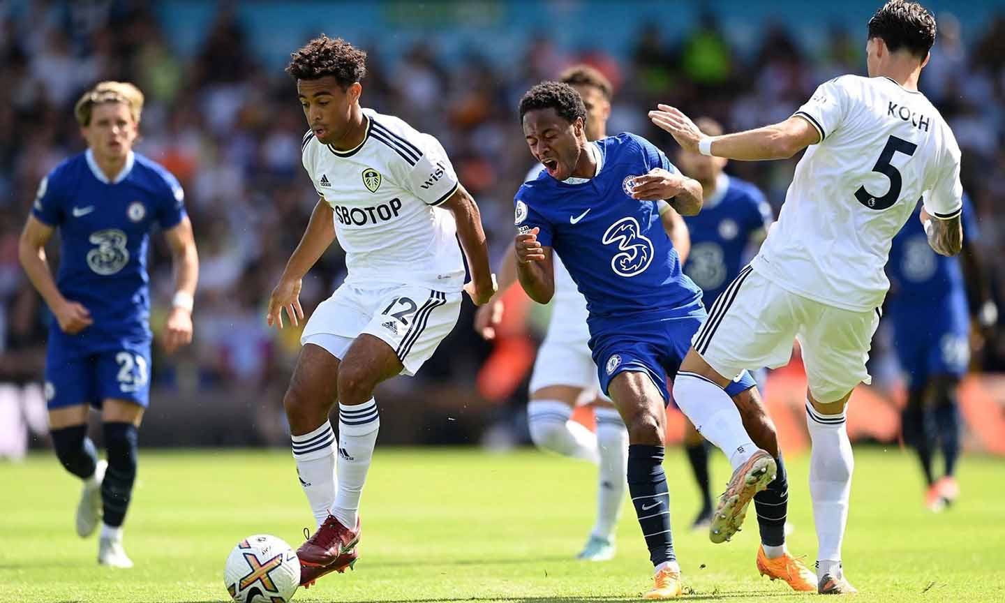 Leed United (áo trắng) đã bại Chelsea với tỷ số 3-0. Ảnh: Vietnamnet.vn