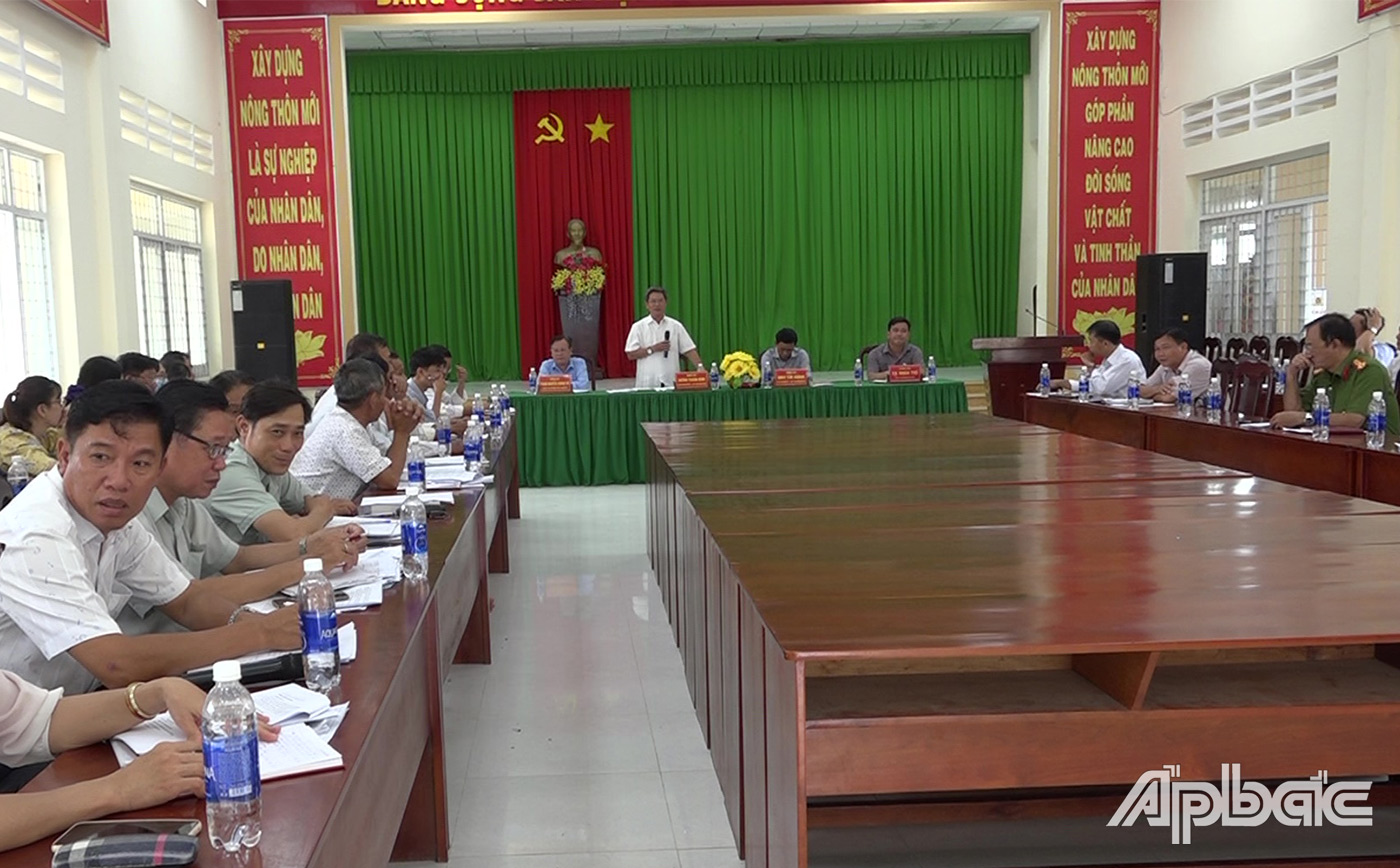 Chủ tịch UBND huyện Gò Công Tây Huỳnh Thanh Bình phát biểu về tình hình xây dựng NTM trên địa bàn huyện