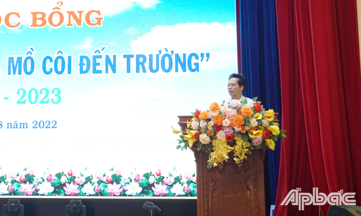 Đồng chí Nguyễn Thành Diệu,  Phó Chủ tịch UBND tỉnh phát biểu tại Lễ trao học bổng.
