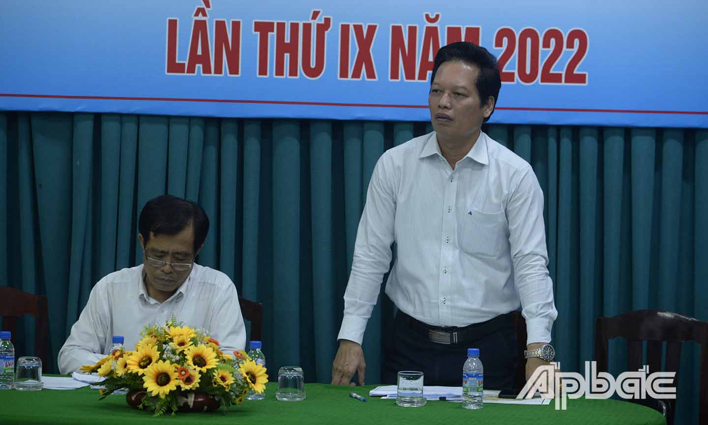 Đồng chí Nguyễn Thành Diệu phát biểu tại cuộc họp rút kinh nghiệm sau buổi biễu diễn báo cáo.