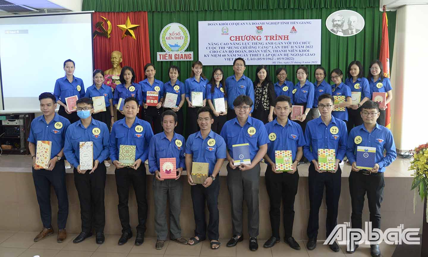Ban Tổ chức trao giấy khen và quà cho các đoàn viên xuất sắc tại Cuộc thi
