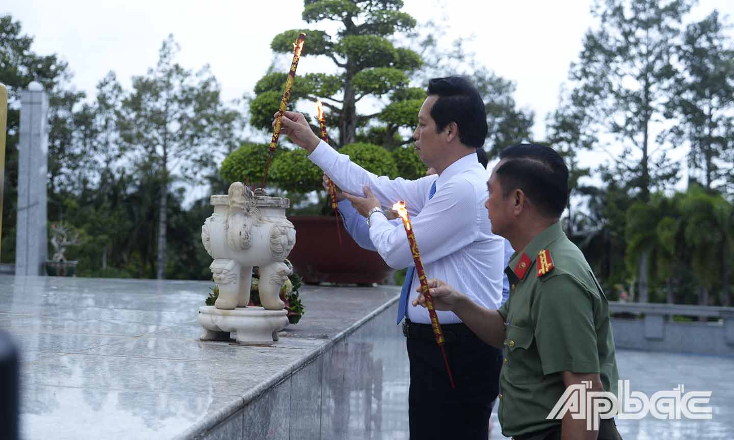 Các đại biểu làm lễ, dâng hoa và thắp hương tưởng niệm các anh hùng liệt sĩ.