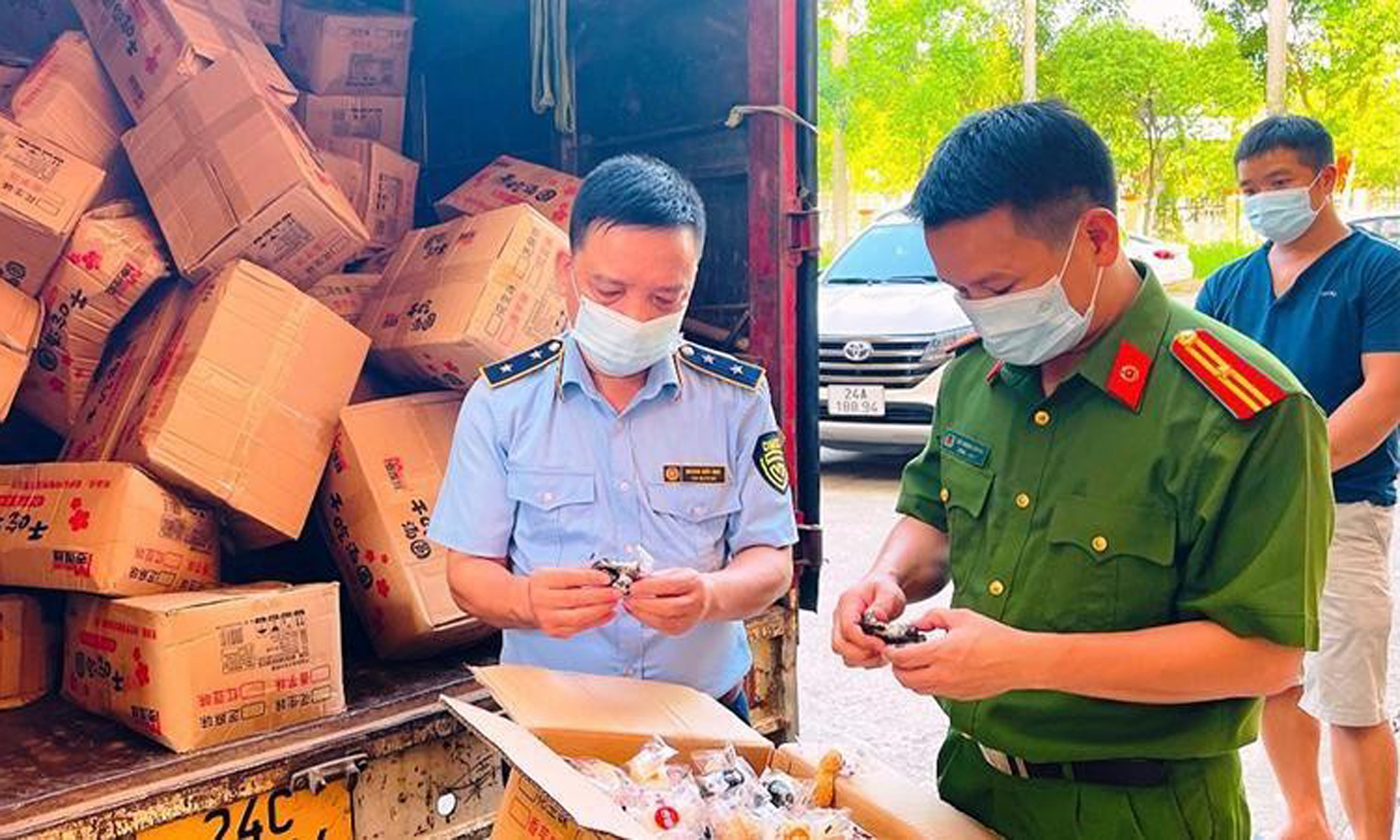 Công an tỉnh Lào Cai thu giữ lô hàng 54.000 cái bánh dẻo không rõ nguồn gốc.
