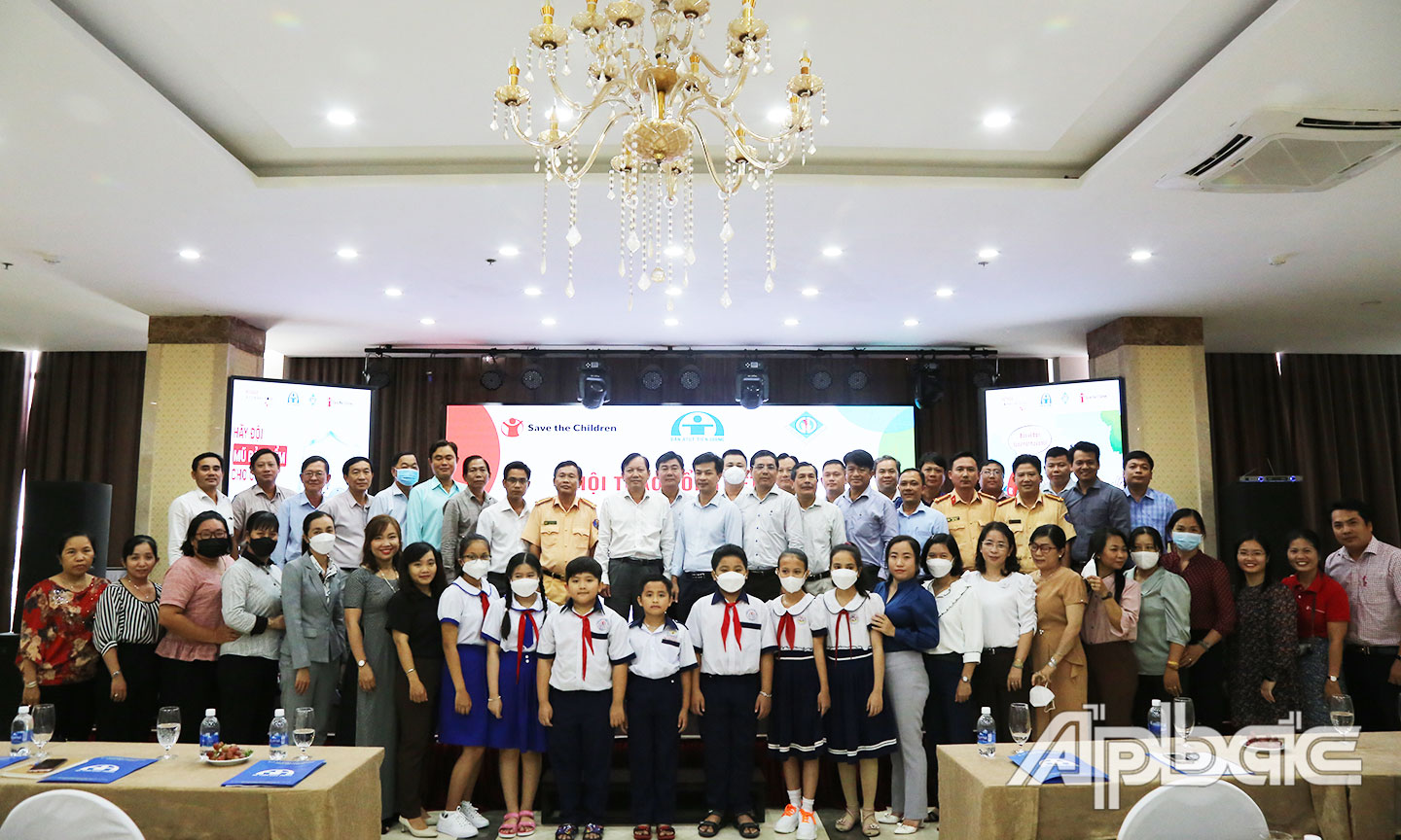 Các đại biểu chụp hình lưu niệm cùng các em học sinh.