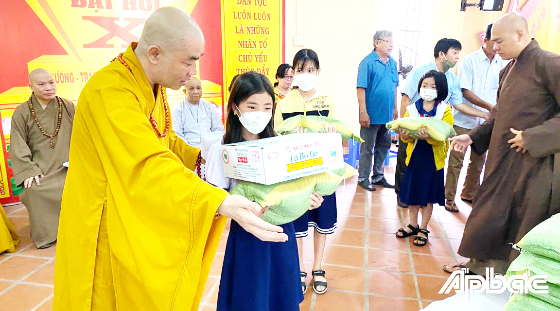 Thượng tọa Thích Quảng Lộc, Trưởng Ban Trị sự Phật giáo tỉnh trao quà cho học sinh