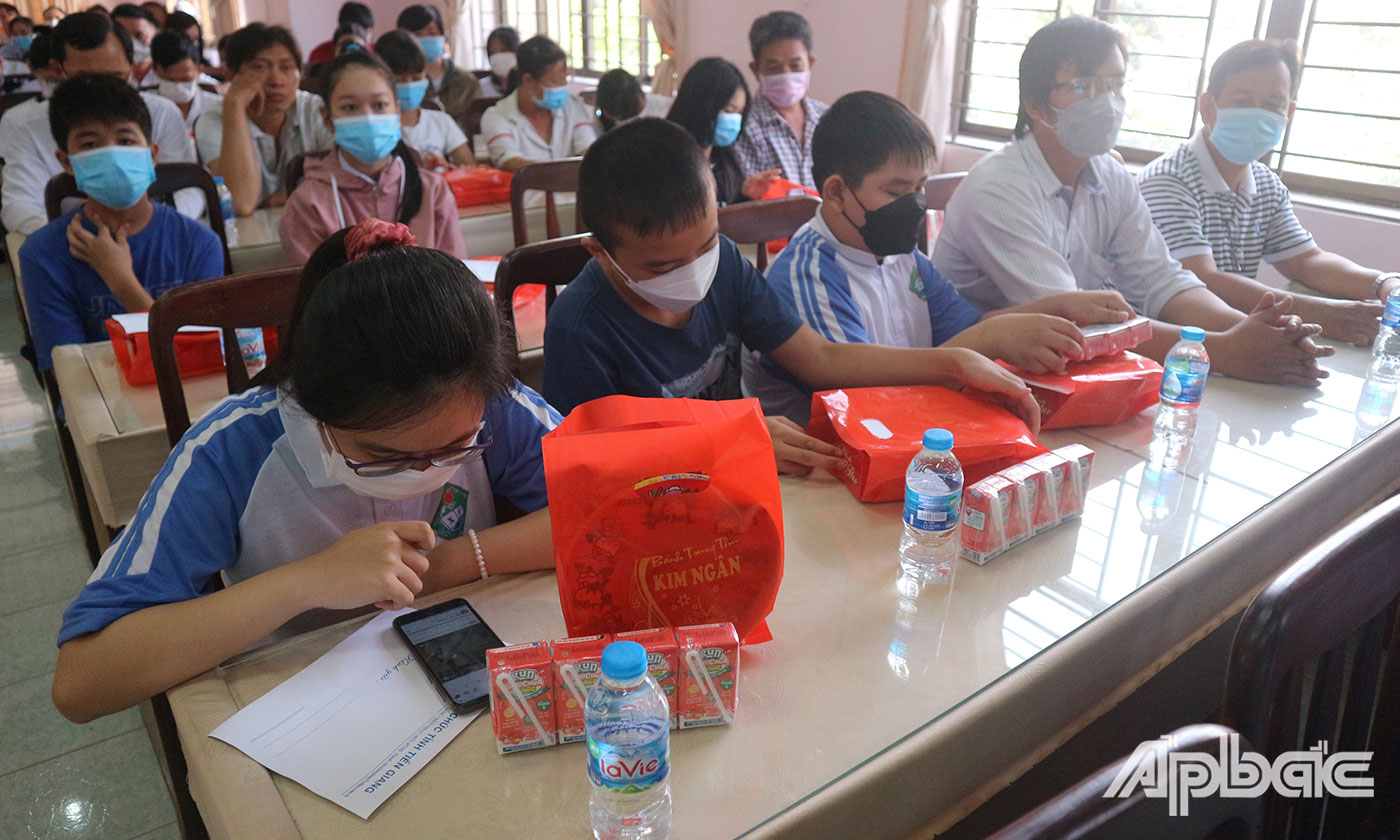 Các em học sinh vui mừng nhận các phần quà từ