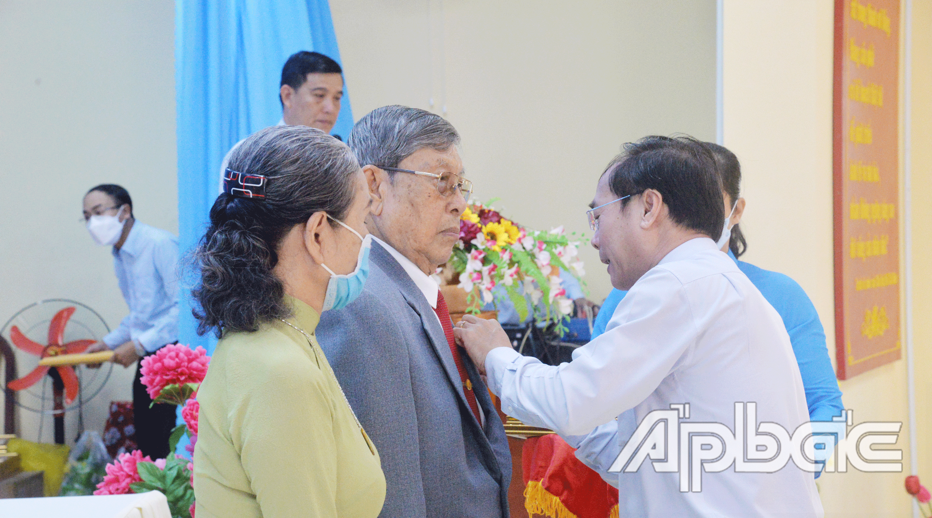 Đồng chí Trần Kim Trát, Bí thư Thành ủy Mỹ Tho trao Huy hiệu 60 năm tuổi Đảng cho đồng chí Trần Thanh Hải, nguyên Phó Trưởng Ban Tuyên giáo Tỉnh ủy, Tổng Biên tập Báo Ấp Bắc
