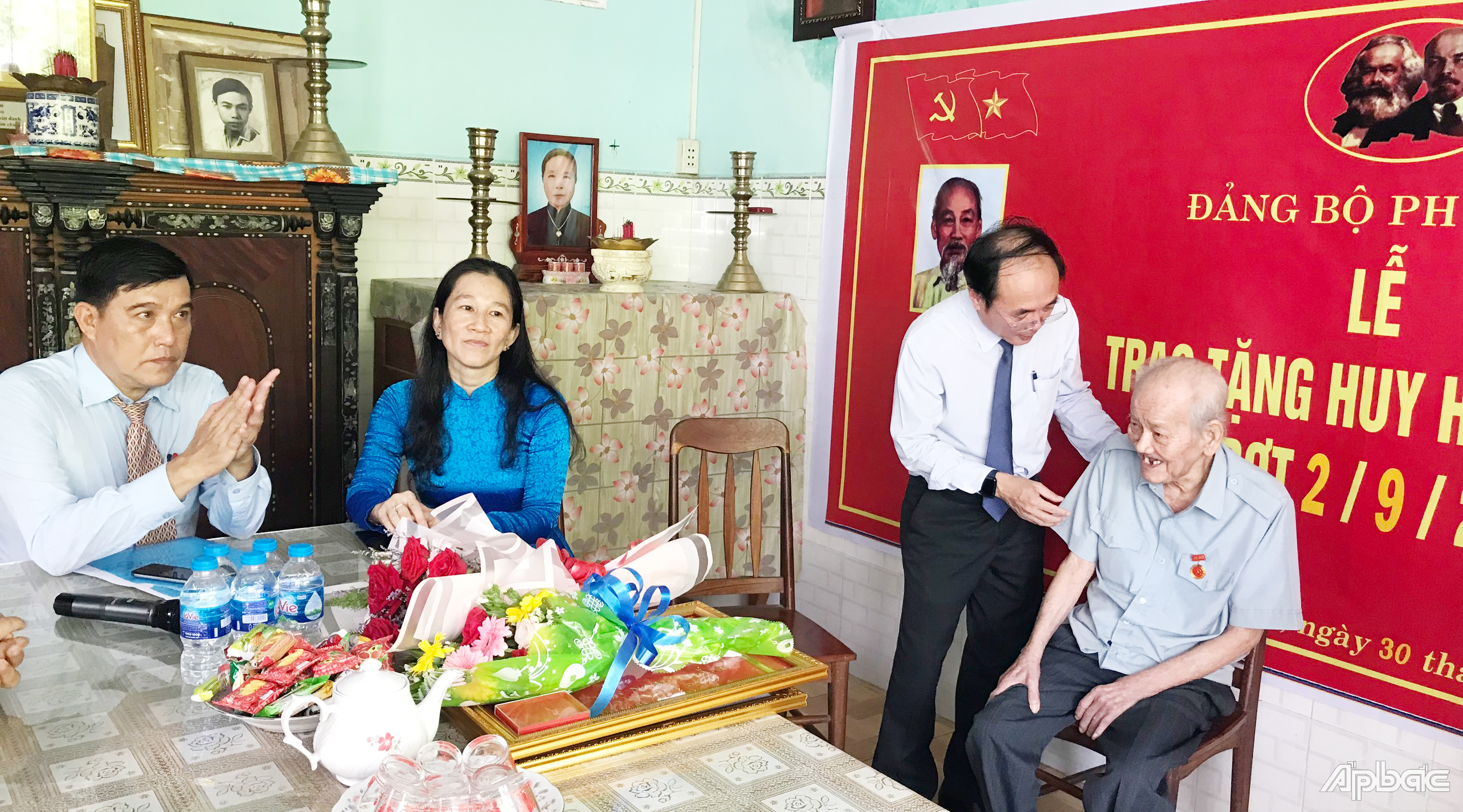 Đồng chí Trần Kim Trát, Bí thư Thành ủy Mỹ Tho đến tận nhà trao Huy hiệu 60 năm tuổi Đảng cho đồng chí Trương Nam Thắng, nguyên Giám đốc Sở Giáo dục Tiền Giang