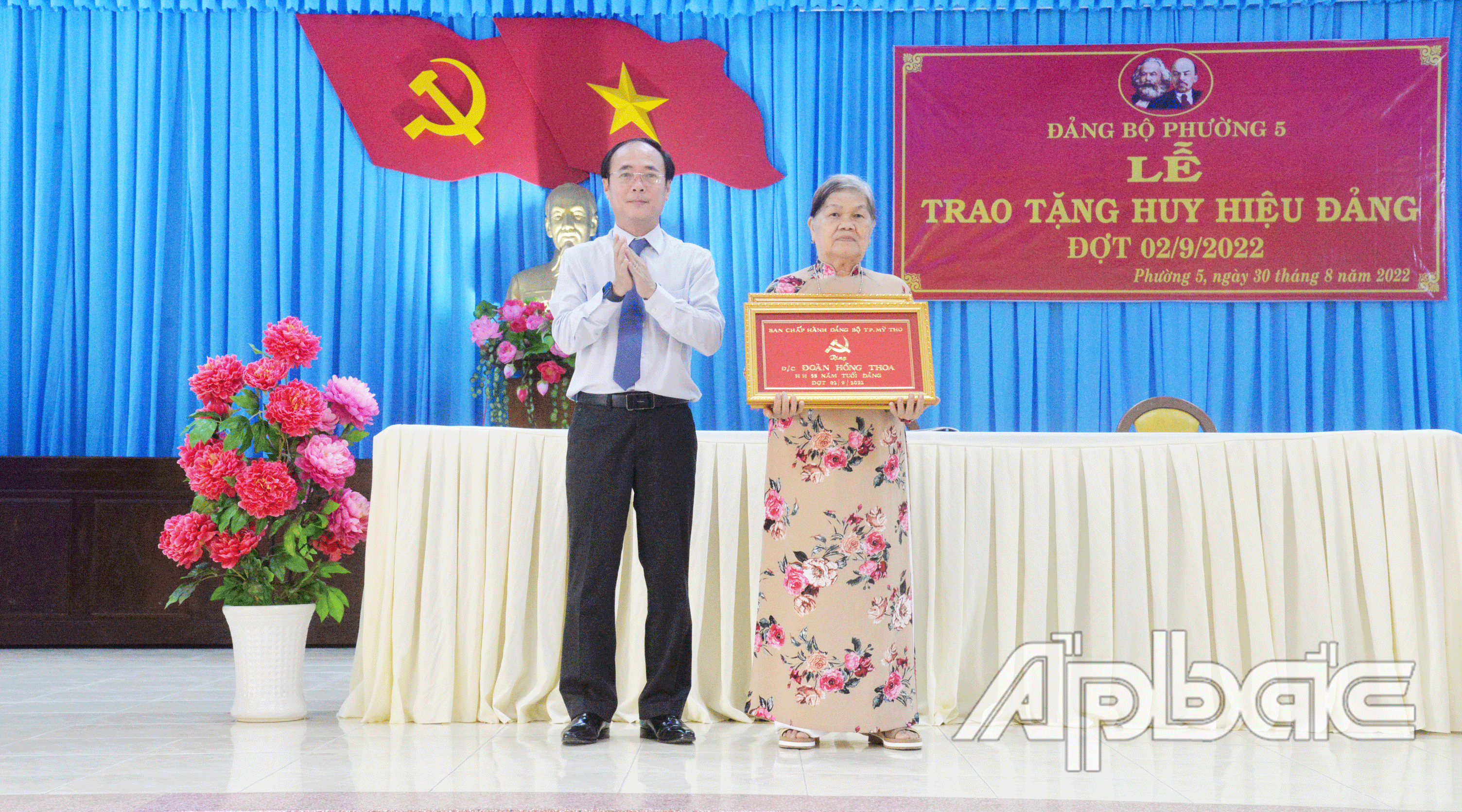 Đồng chí Trần Kim Trát, Bí thư Thành ủy Mỹ Tho trao Huy hiệu 55 năm tuổi Đảng cho đồng chí Nguyễn Thị Kim Âu, đảng viên sinh hoạt tại chi bộ khu phố 2, phường 5
