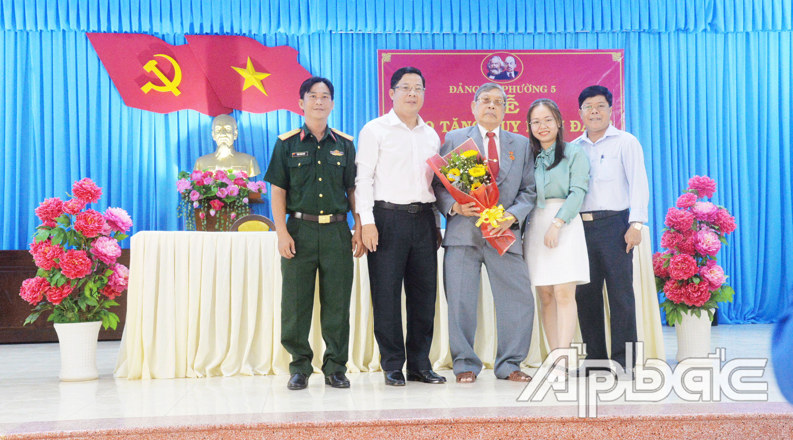 Các con, cháu chúc mừng đồng chí Trần Thanh Hải vinh dự đón nhận Huy hiệu cao quý của Đảng