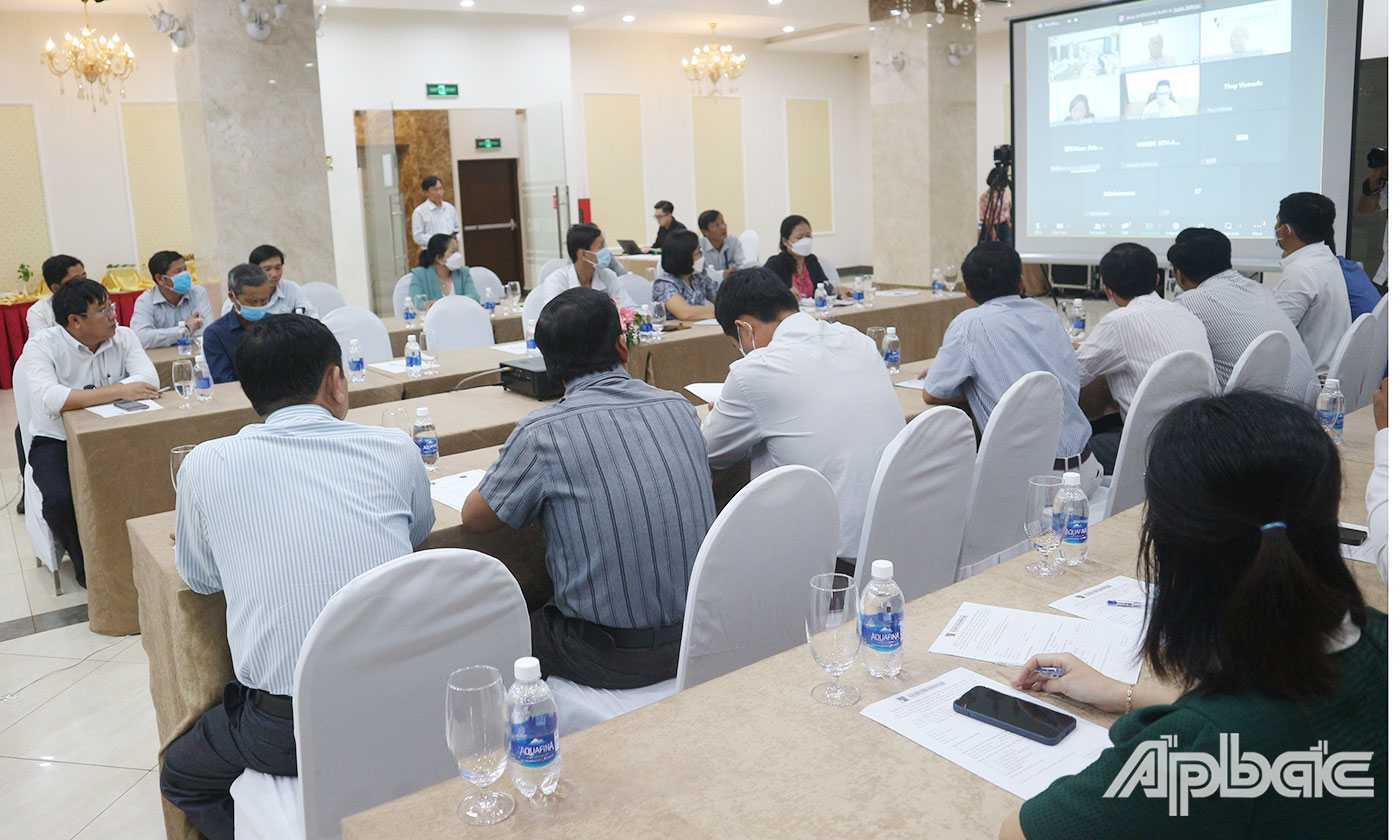 Phiên tư vấn được diễn ra trực tiếp tại Tiền Giang, đồng thời phát trực tuyến trên nền tảng zoom