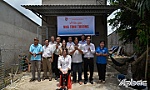 Giúp các hoàn cảnh khó khăn 