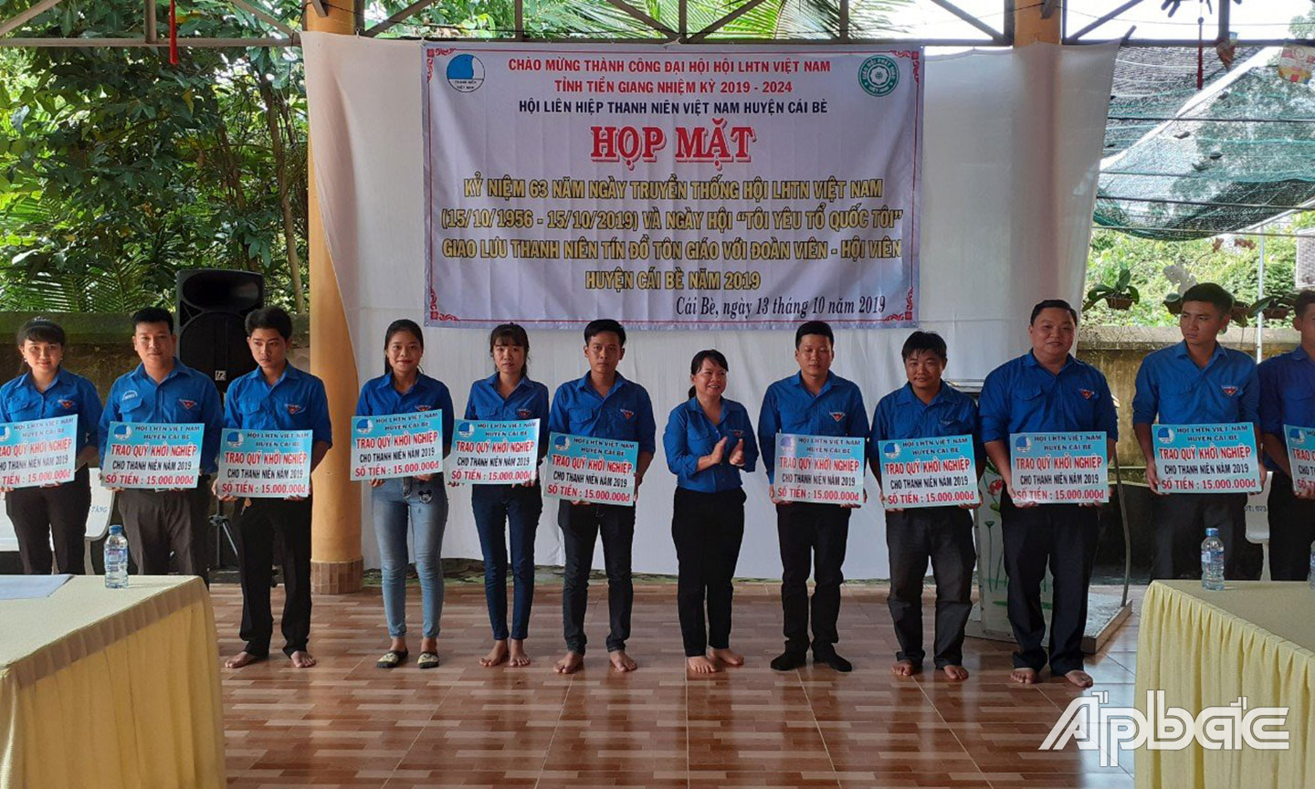 Huyện đoàn Cái Bè trao Quỹ khởi nghiệp cho thanh niên.