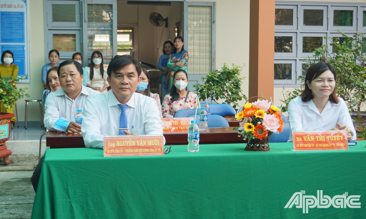 Đồng chí Nguyễn Văn Mười dự Lễ khai giảng tại Trường Trung học Cơ sở Tân Hiệp