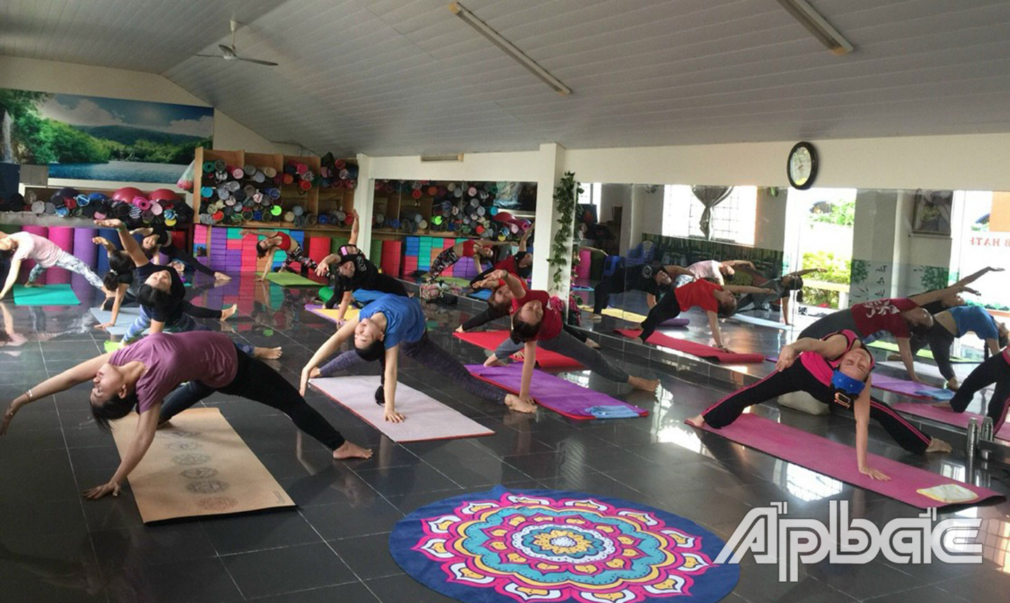 Ngày càng có nhiều người tham gia tập yoga.