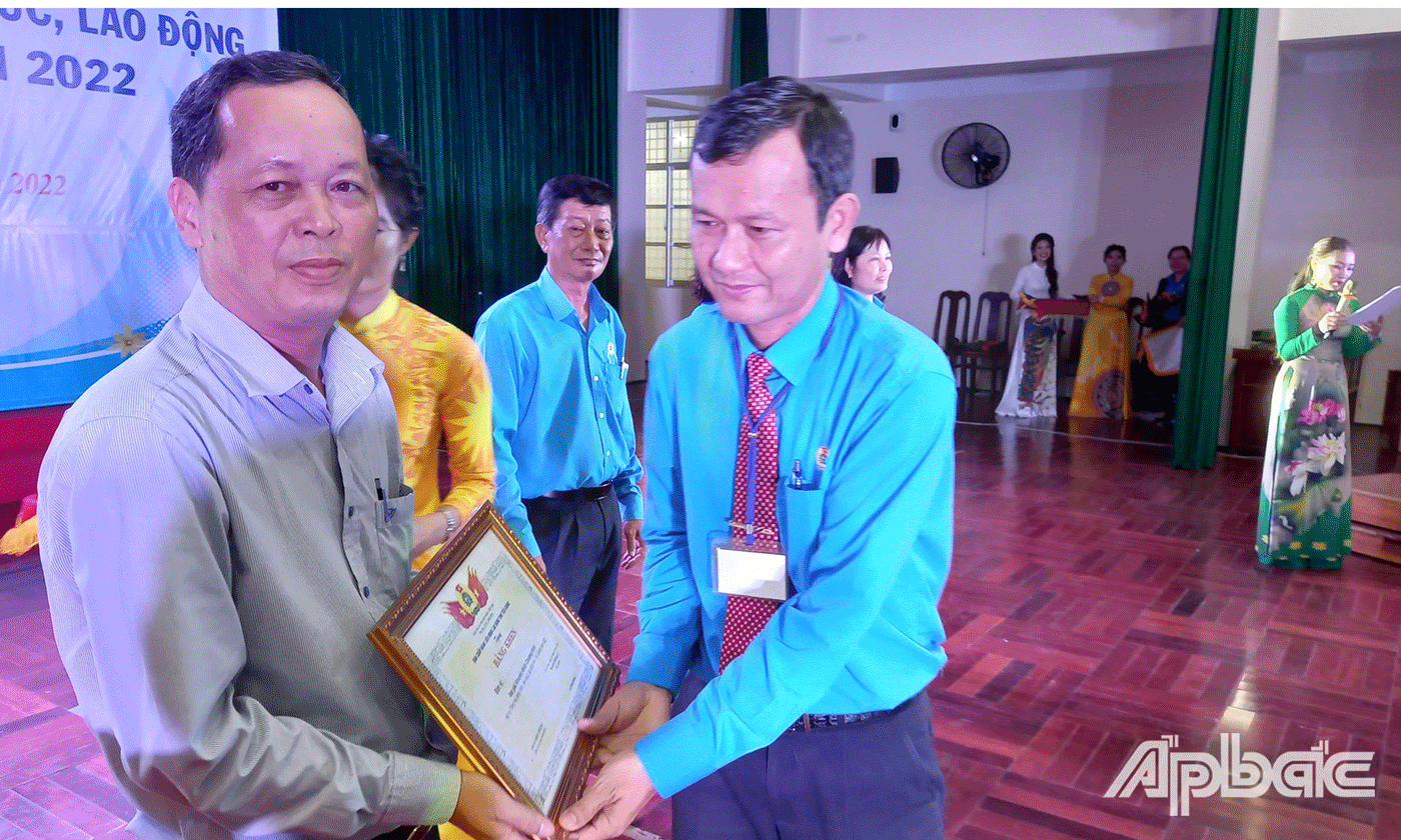 Phó Chủ tịch Thường trực LĐLĐ tỉnh Tiền Giang Hoàng Khắc Tinh trao giải cho các đội thi