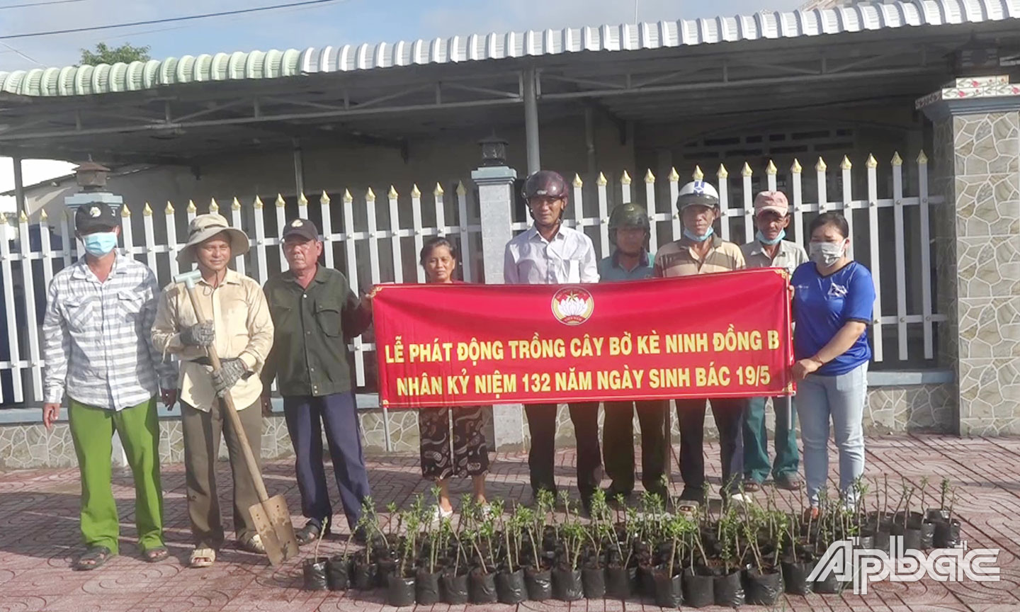  CTA/1: CTA/3: Anh Đẹp (thứ 2 từ trái sang) tích cực tham gia trồng hoa góp phần làm đẹp đường giao thông xóm ấp. CTA/2: Anh Đẹp (bìa phải) tích cực tham gia trồng hoa góp phần làm đẹp đường giao thông xóm ấp.