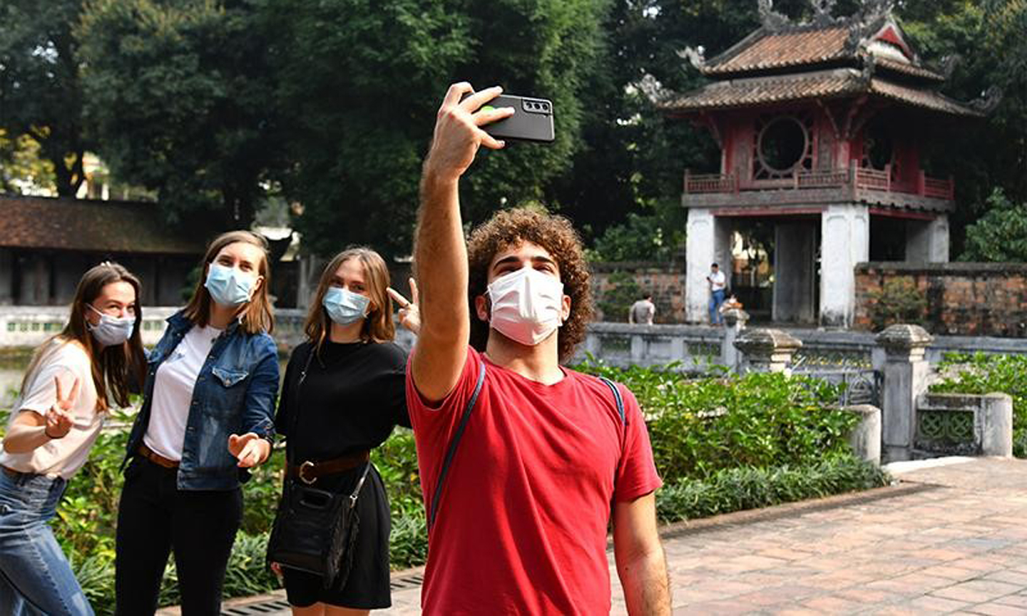 Bộ Y tế khuyến khích người dân và du khách đeo khẩu trang khi đến nơi công cộng và các điểm du lịch. (Ảnh: ĐĂNG KHOA)