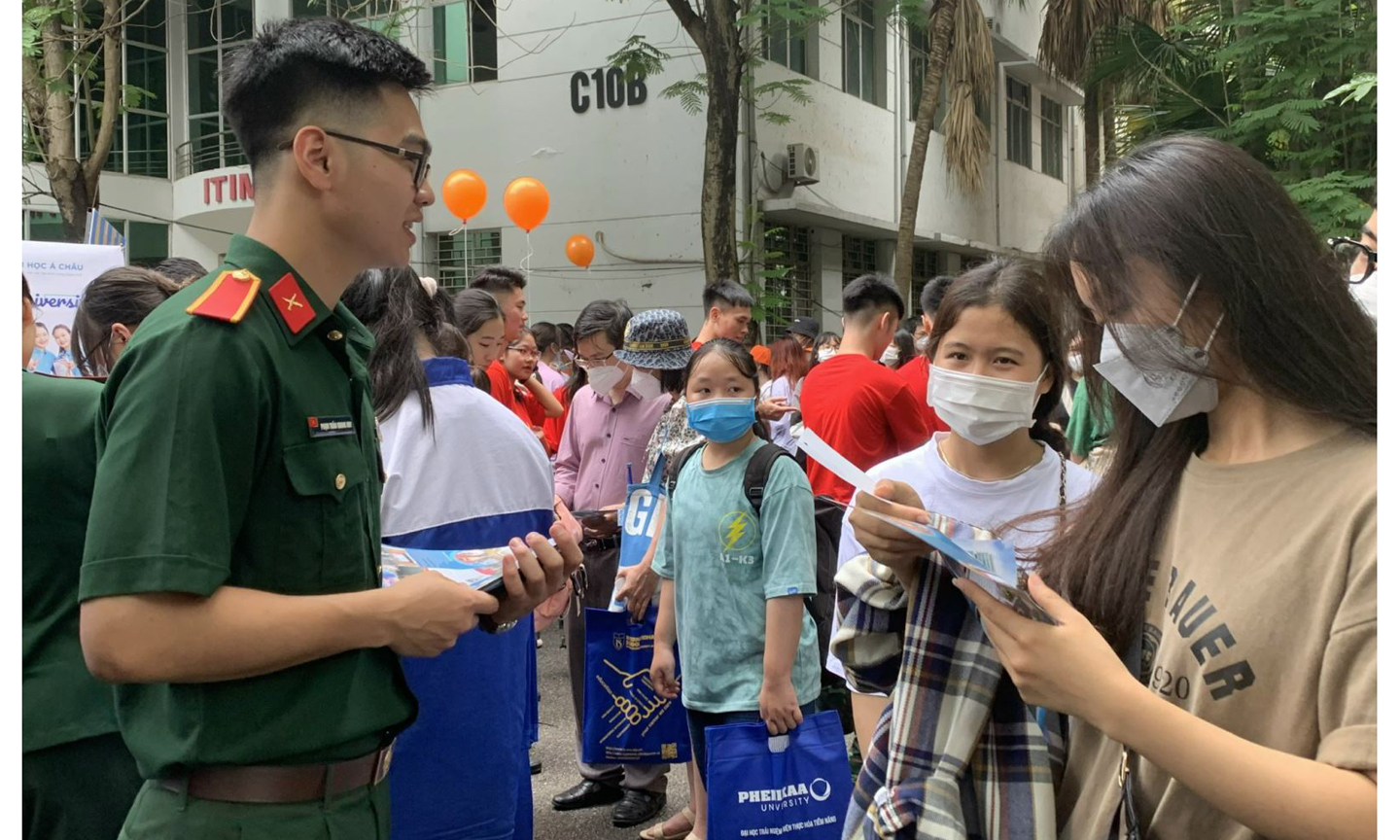 Sinh viên trường quân đội tư vấn cho thí sinh năm 2022. Ảnh: LV.