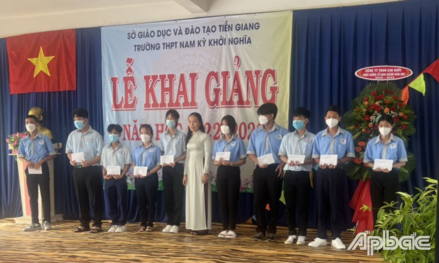 Bà Hà Thị Thanh Thúy – Trưởng phòng Khách hàng Vietcombank Tiền Giang (đứng giữa) trao học bổng tại trường THPT Nam Kỳ Khởi Nghĩa huyện Châu Thành, Tiền Giang