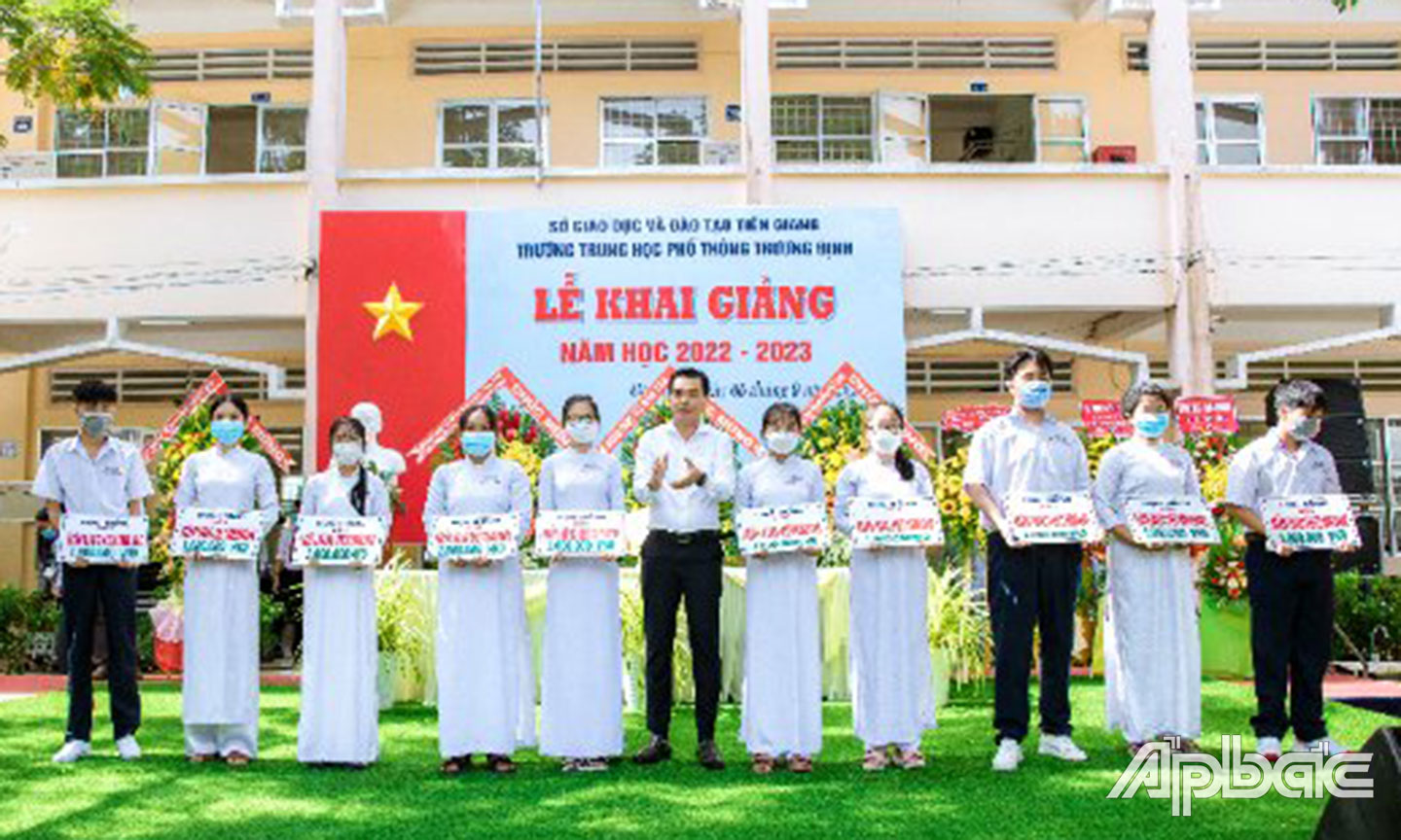 Ông Lê Văn Diễn – Trưởng phòng giao dịch Gò Công Vietcombank Tiền Giang (đứng giữa) trao học bổng tại trường THPT Trương Định, Thị xã Gò Công, tỉnh Tiền Giang