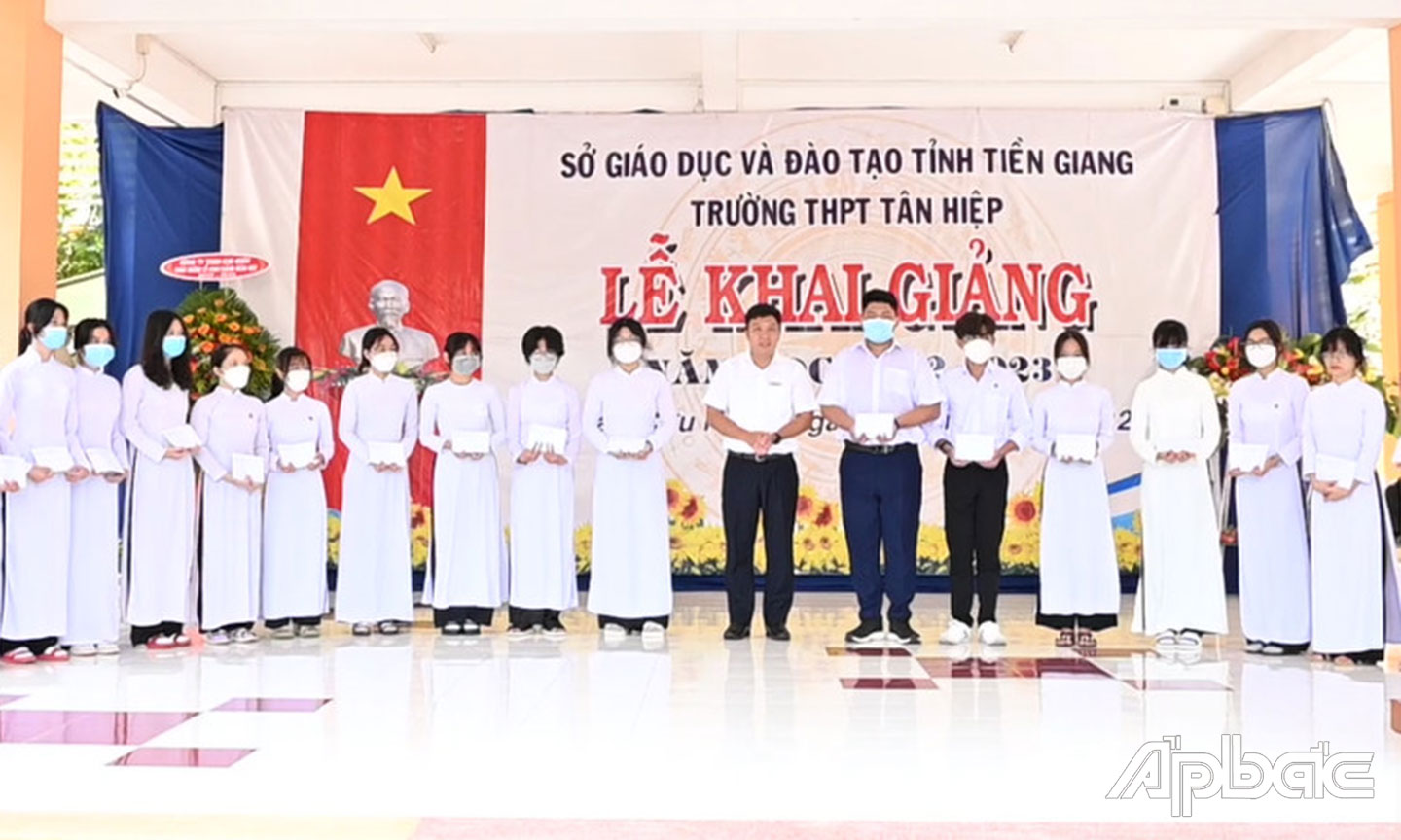 Ông Trương Công Thành – Trưởng phòng giao dịch Châu Thành Vietcombank Tiền Giang (đứng giữa) trao học bổng tại trường THPT Tân Hiệp, huyện Châu Thành, tỉnh Tiền Giang