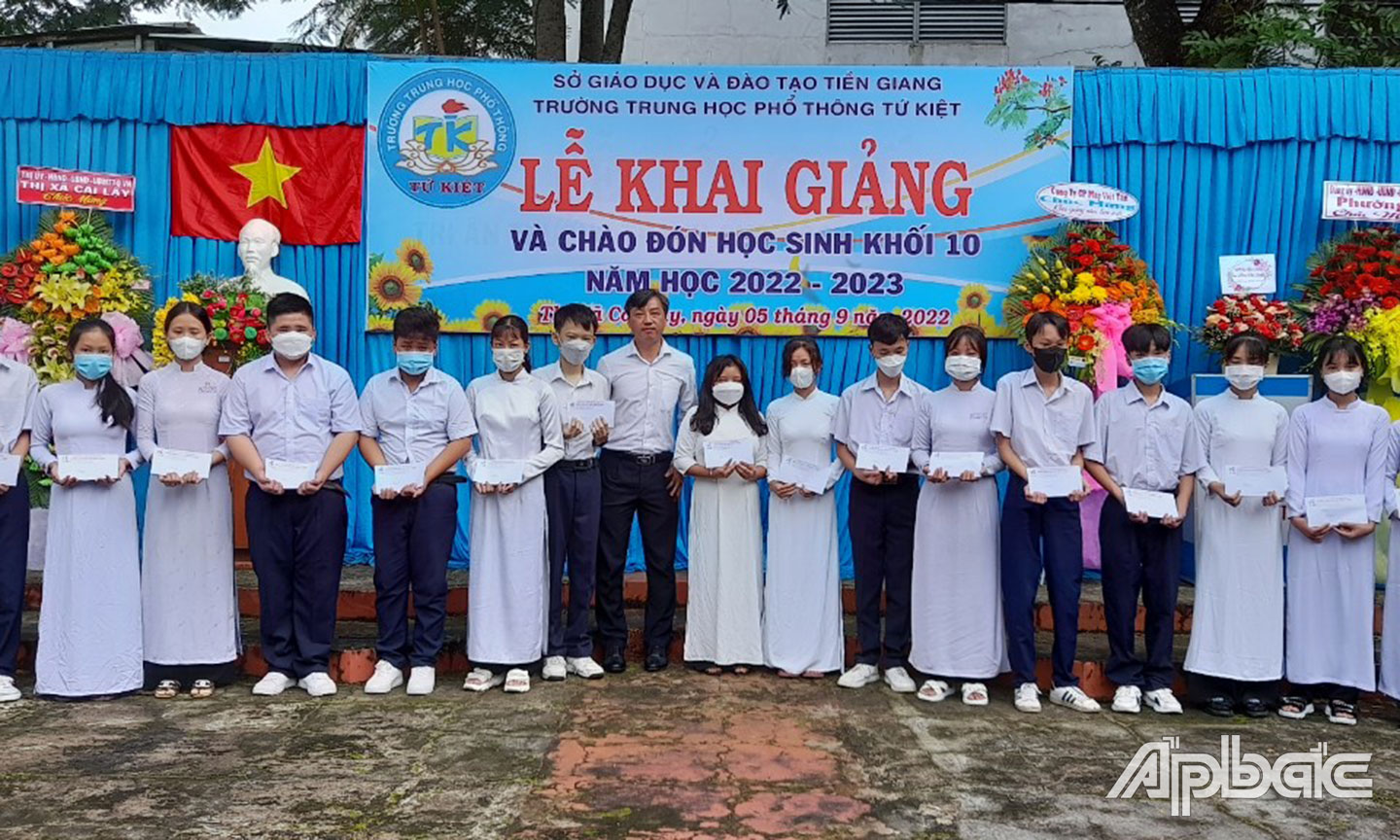 Ông Lê Chánh Trung – Trưởng phòng giao dịch Cai Lậy Vietcombank Tiền Giang (đứng giữa) trao học bổng tại trường THPT Tứ Kiệt, Thị xã Cai Lậy, tỉnh Tiền Giang