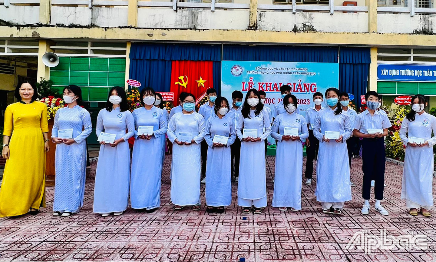 Bà Võ Thị Phỉ – Trưởng phòng giao dịch Mỹ Tho Vietcombank Tiền Giang (đứng bên trái ngoài cùng) trao học bổng tại trường THPT Trần Hưng Đạo, TP Mỹ Tho, tỉnh Tiền Giang