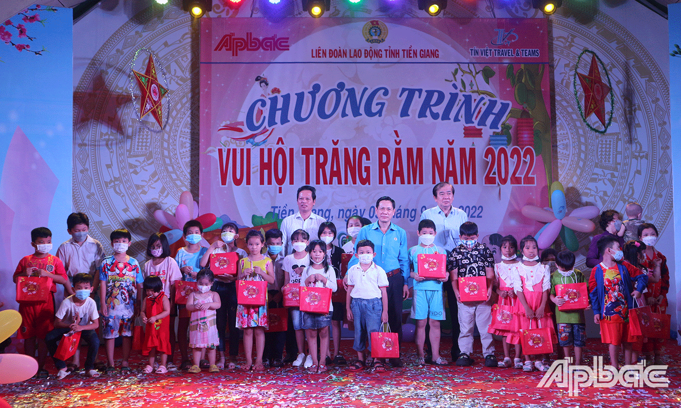 Các em thiếu nhi là con của công nhân lao động nhận quà trung thu từ Chương trình “Vui hội trăng rằm” 