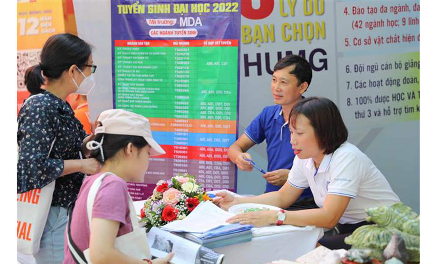 Thí sinh tham dự ngày hội xét tuyển đại học 2022. Ảnh: Thanh Tùng/TTXVN.