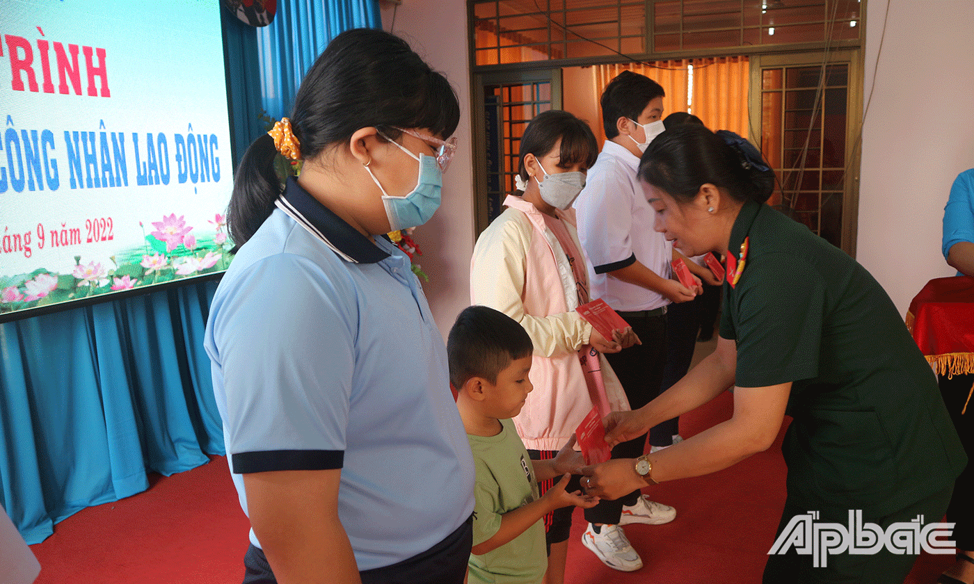 Bà Huỳnh Thị Kiều Trang, Phó Giám đốc Viettel Tiền Giang trao tặng học bổng đến các em học sinh